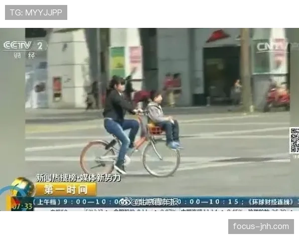 刷到汪周雨拎着菜篮站在超跑旁，隔壁阿姨都愣住了